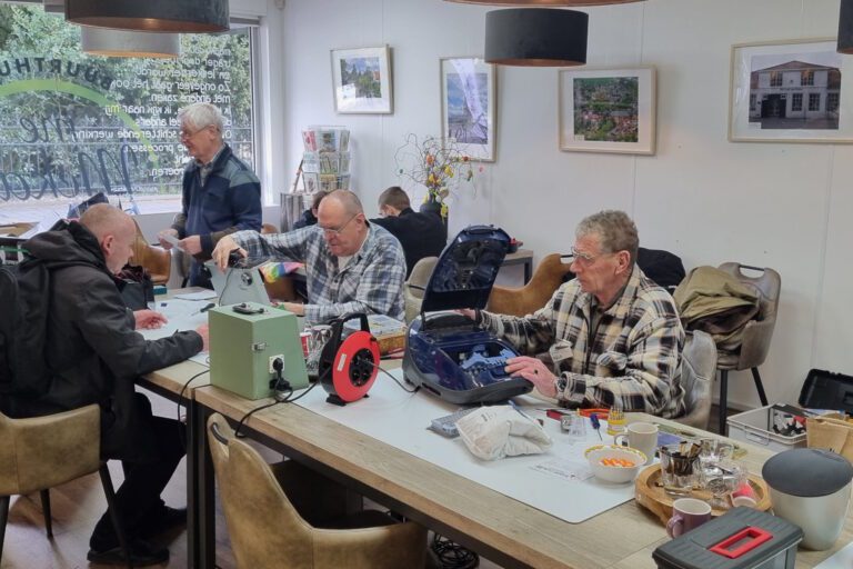 Repair Café Strijen opent weer de deuren