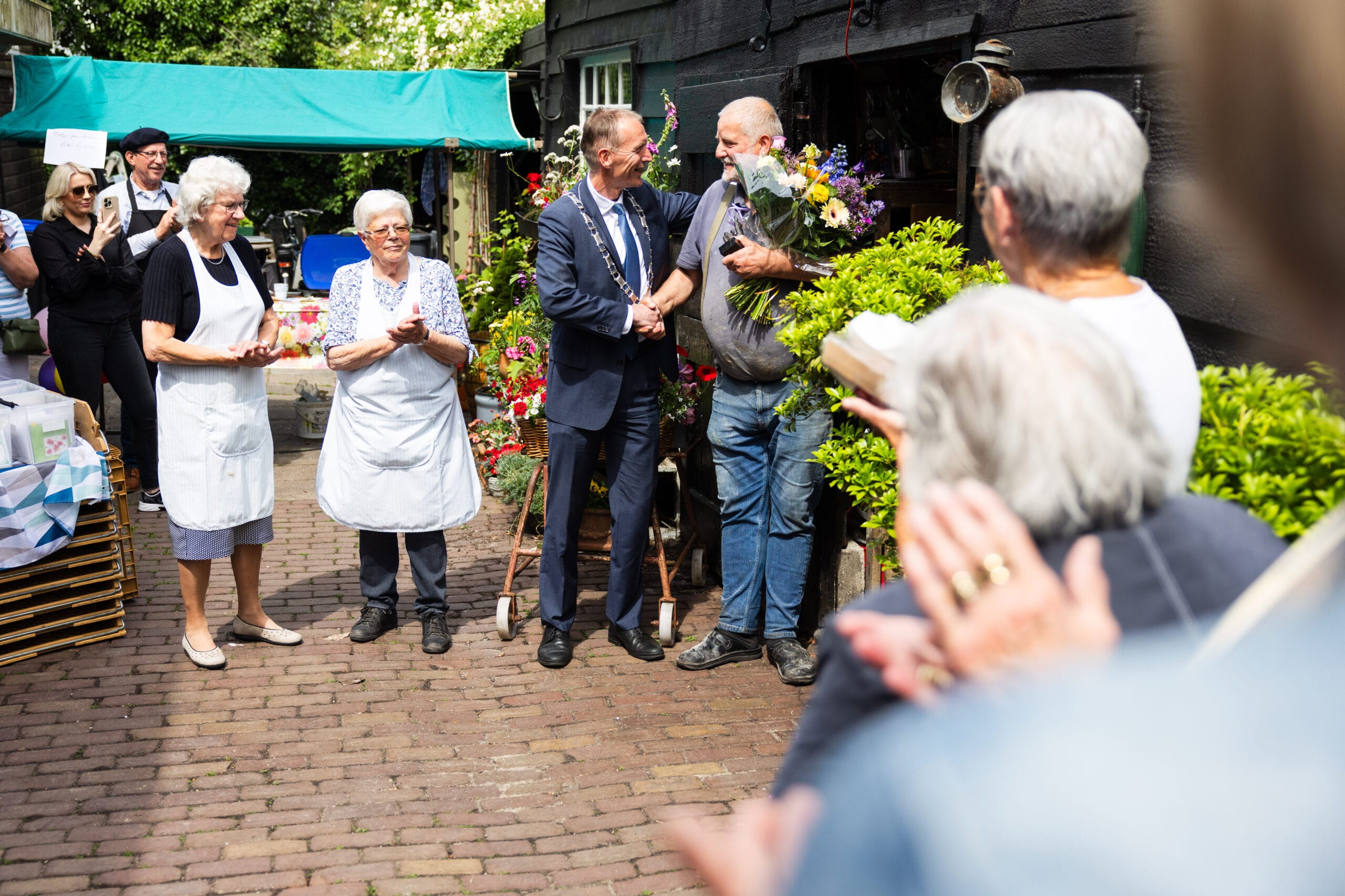 Waarderingsgeschenk gemeente Hoeksche Waard voor bakker Jan de Koning uit Maasdam