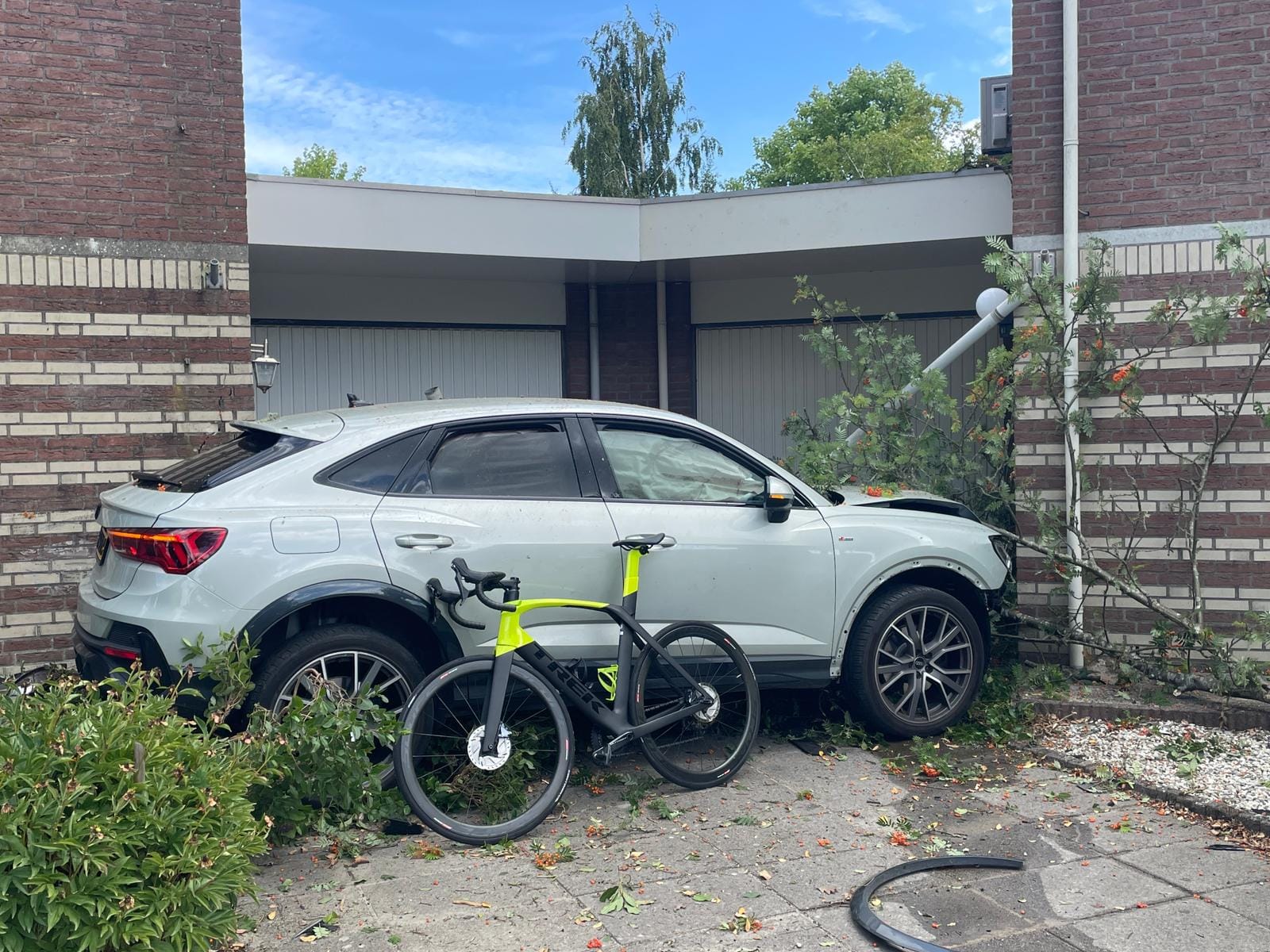 Auto rijdt tuin in en botst tegen woningen in Strijen