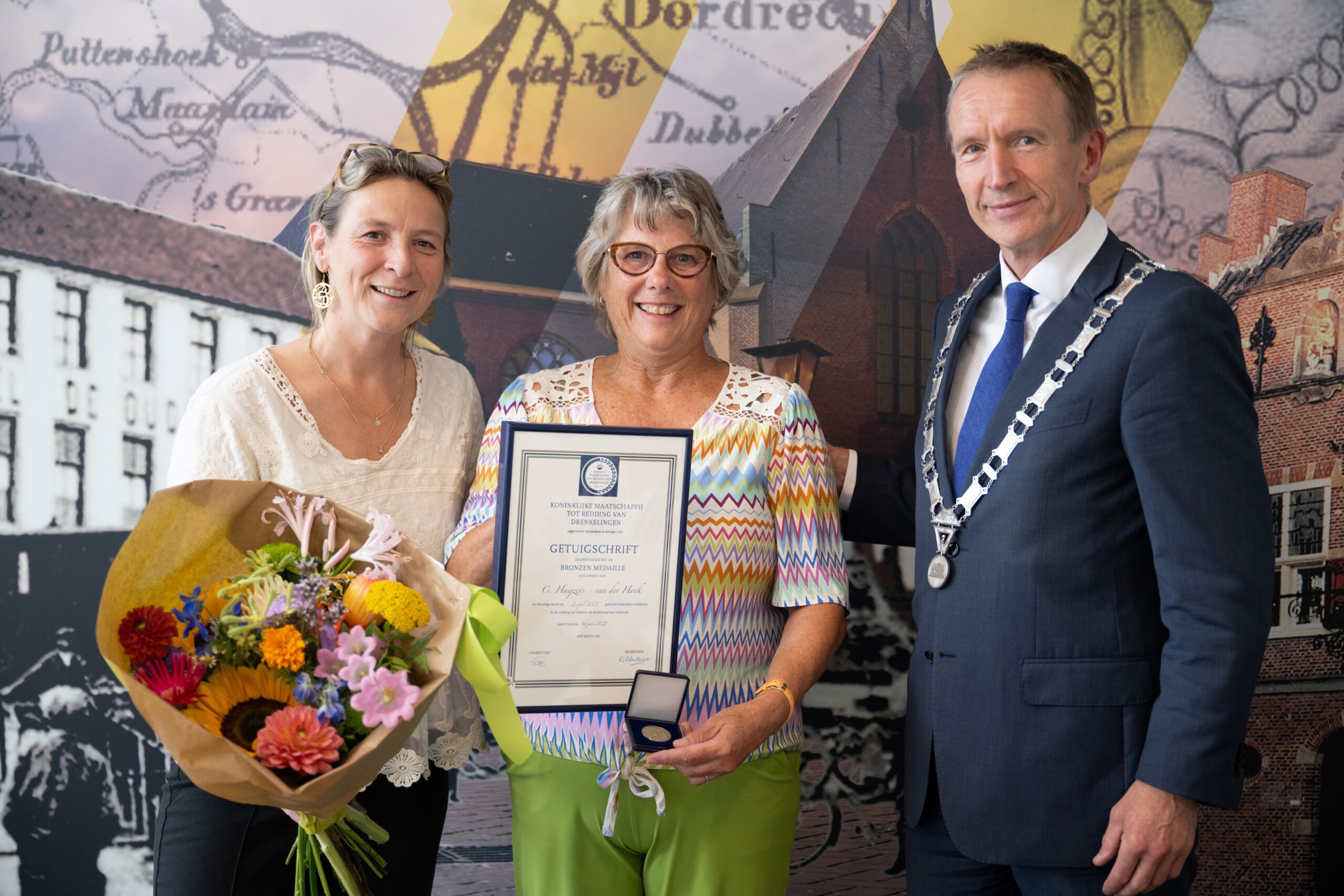 Goudswaardse mevrouw Huijzers redt kleuter uit sloot en ontvangt bronzen medaille