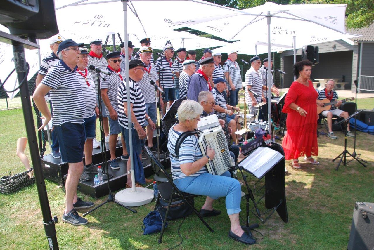 Shantykoor De Hoeksche Waard zorgt voor gezelligheid op Camping ’t Volgerland