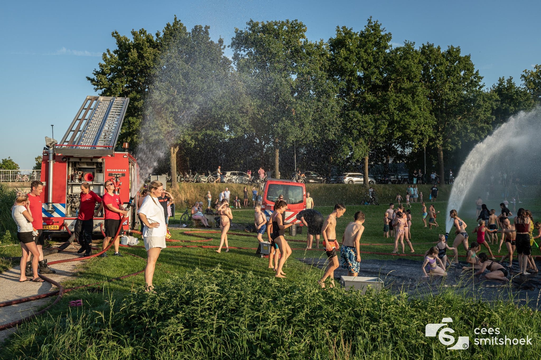 Waterfestijn met de brandweer zorgt voor verkoeling in Strijen