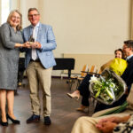Wethouder Miranda den Tuinder reikte op zondag 14 september in de Gereformeerde Kerk te Puttershoek/Maasdam namens het gemeentebestuur een waarderingsgeschenk uit aan Adri Poortvliet