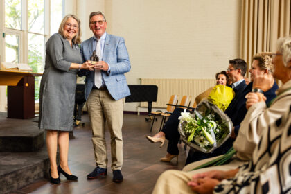 Wethouder Miranda den Tuinder reikte op zondag 14 september in de Gereformeerde Kerk te Puttershoek/Maasdam namens het gemeentebestuur een waarderingsgeschenk uit aan Adri Poortvliet