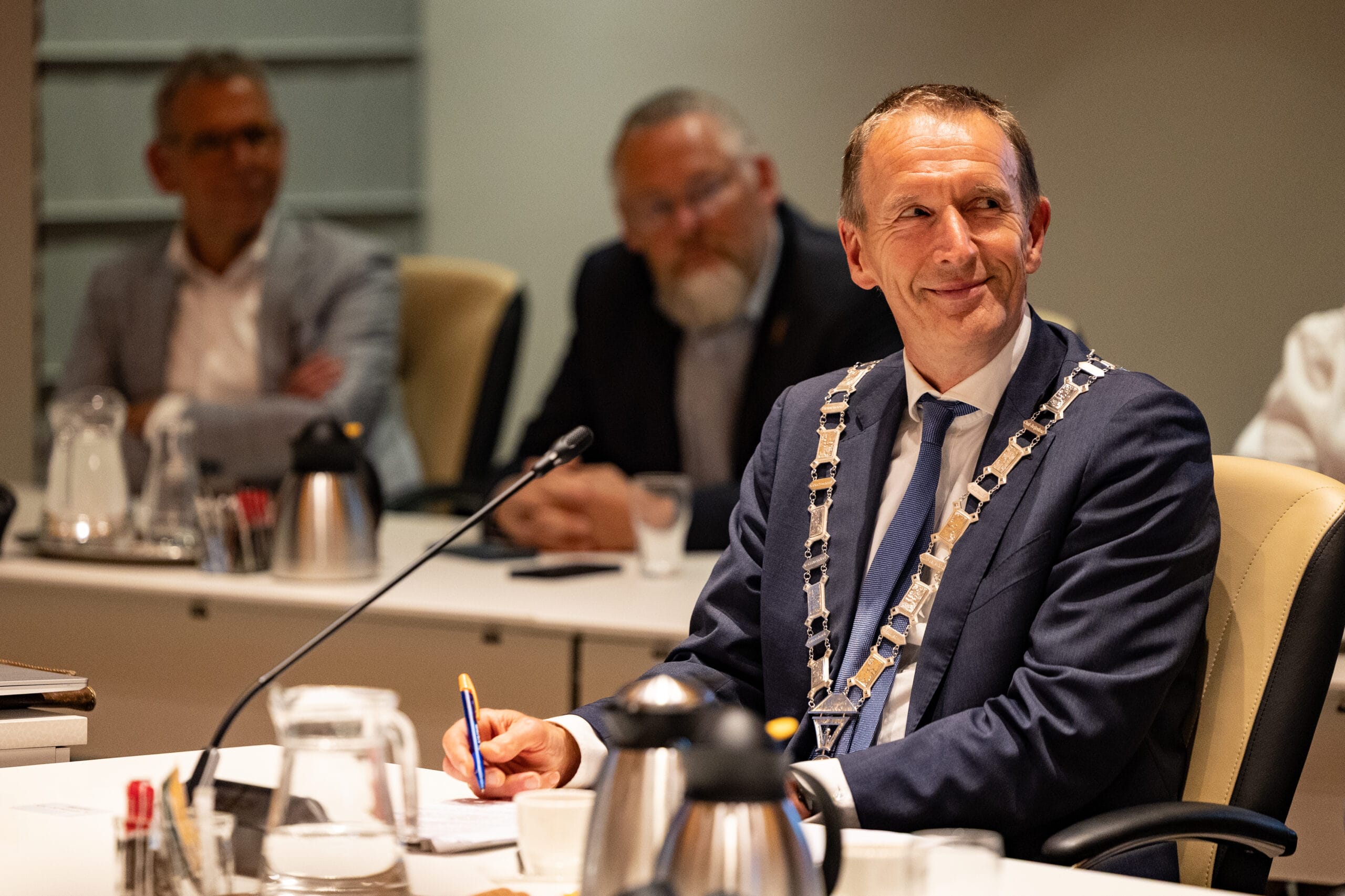 Gemeenteraad Hoeksche Waard neemt afscheid van griffier en waarnemend burgemeester Erik van Heijning