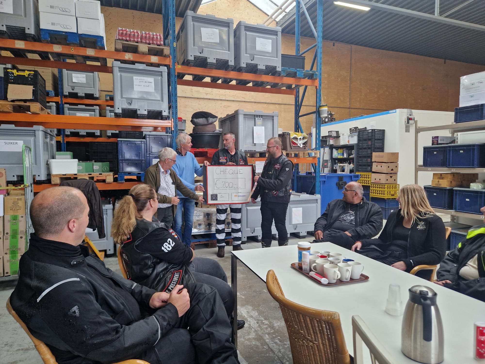 Motortourclub Roudbears haalt €700 op voor Voedselbank Hoeksche Waard