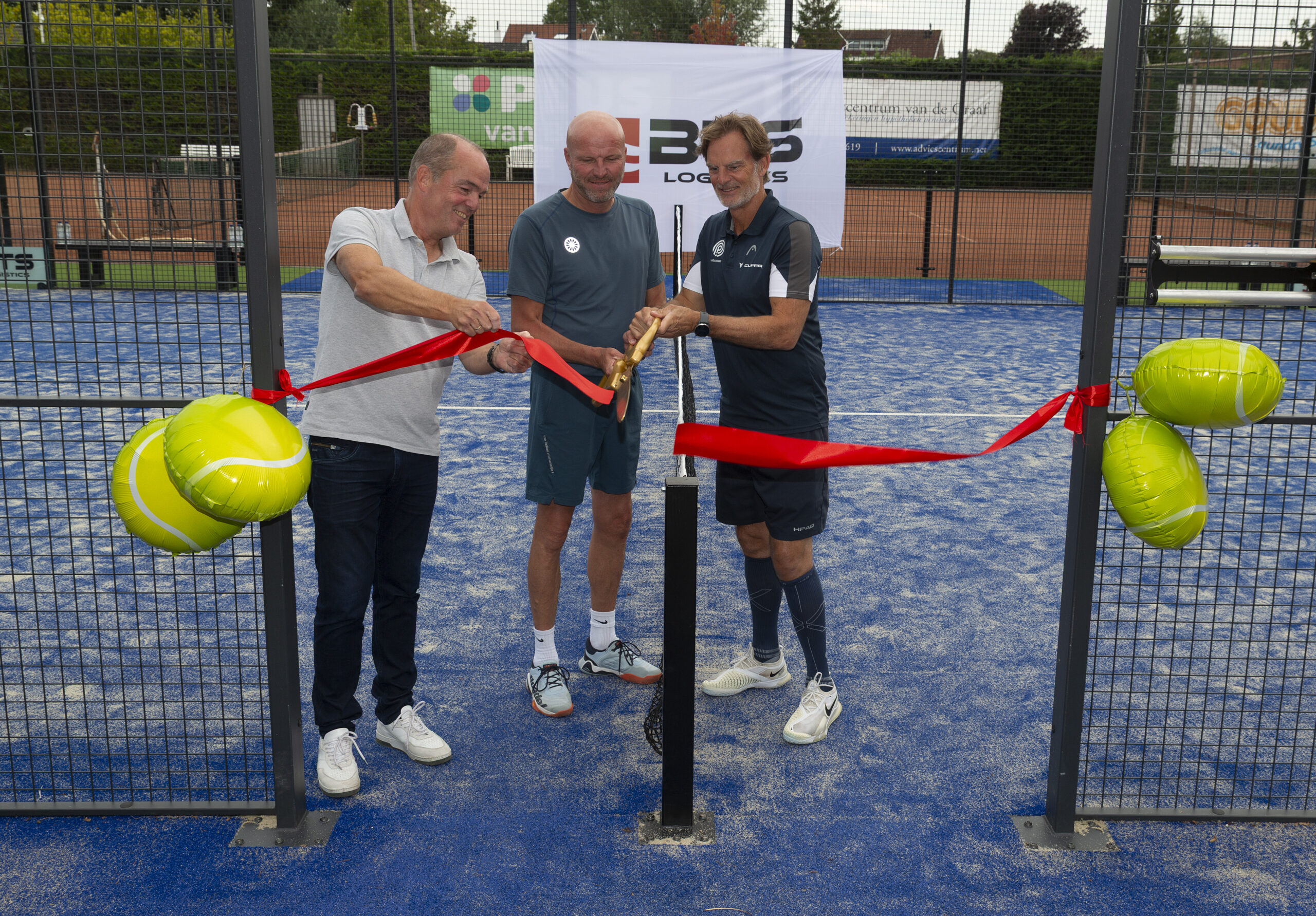 Ronald de Boer opent nieuwe padelbanen bij TV Klaaswaal