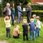 Overhandiging informatiebundel aan kinderdagverblijf De Wiedewei