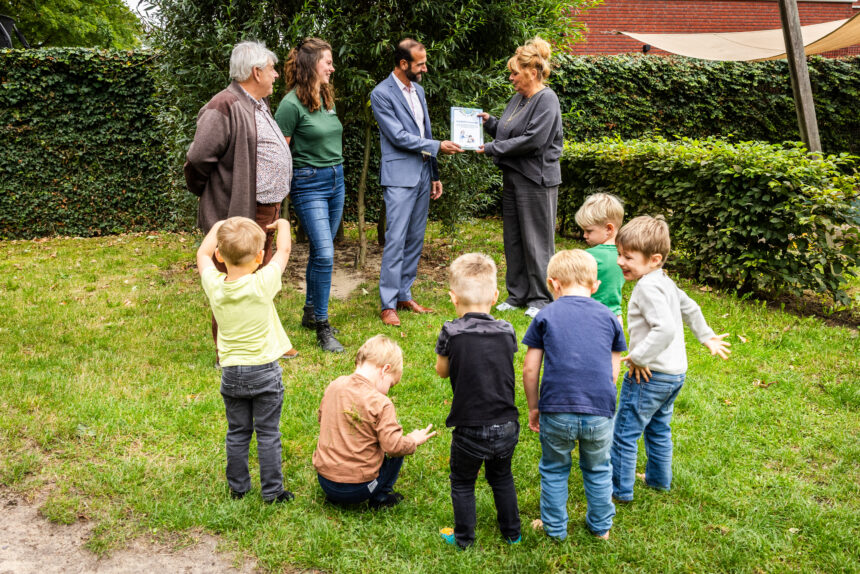 Overhandiging informatiebundel aan kinderdagverblijf De Wiedewei