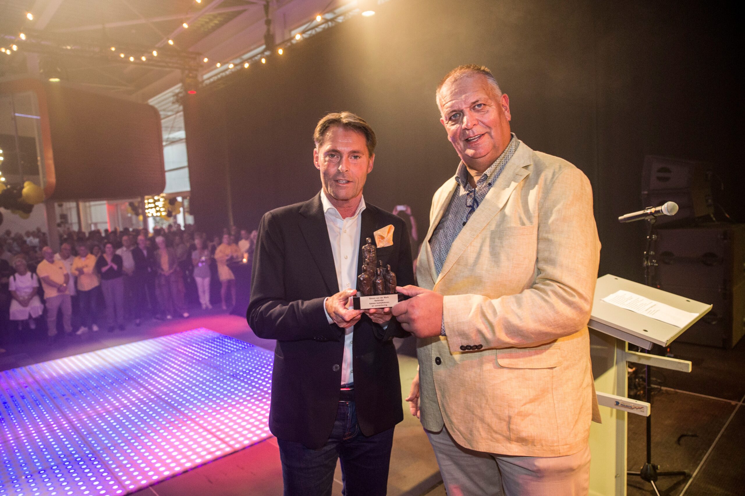 Ondernemer Simon van der Mark ontvangt waarderingsgeschenk van gemeente Hoeksche Waard
