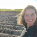 De Hoeksche Boerin op het aardappelveld in de Hoeksche Waard tijdens een droge zomer