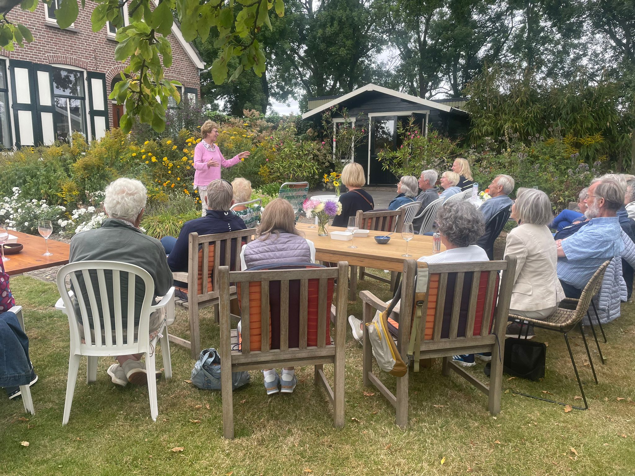 De Verhalenkaravaan vertelt in de tuin in ‘s-Gravendeel