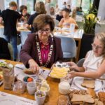 Leerlingen uit groep 7 van basisschool De Molenwiek uit Mijnsheerenland schoven vanochtend aan tafel bij burgemeester Marian Witte en kinderburgemeester Seppe Rijnberk om met elkaar te ontbijten. - Foto Arie Kievit