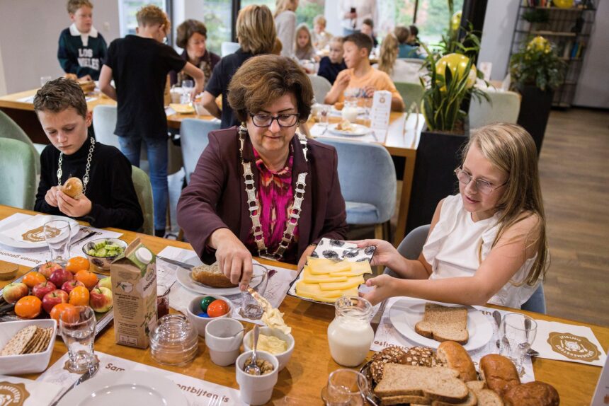 Leerlingen uit groep 7 van basisschool De Molenwiek uit Mijnsheerenland schoven vanochtend aan tafel bij burgemeester Marian Witte en kinderburgemeester Seppe Rijnberk om met elkaar te ontbijten. - Foto Arie Kievit