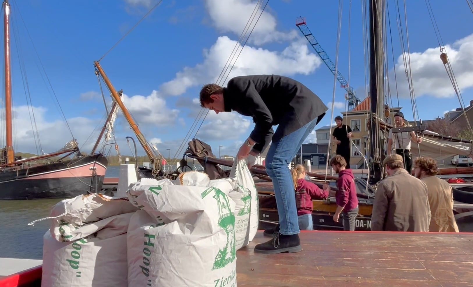 Historisch graantransport in haven Puttershoek