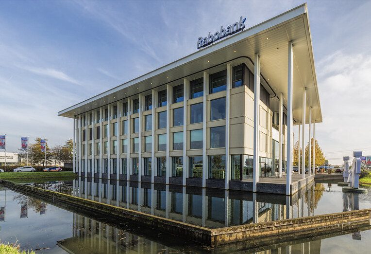 Rabobank zet iconisch kantoor in Heinenoord te koop