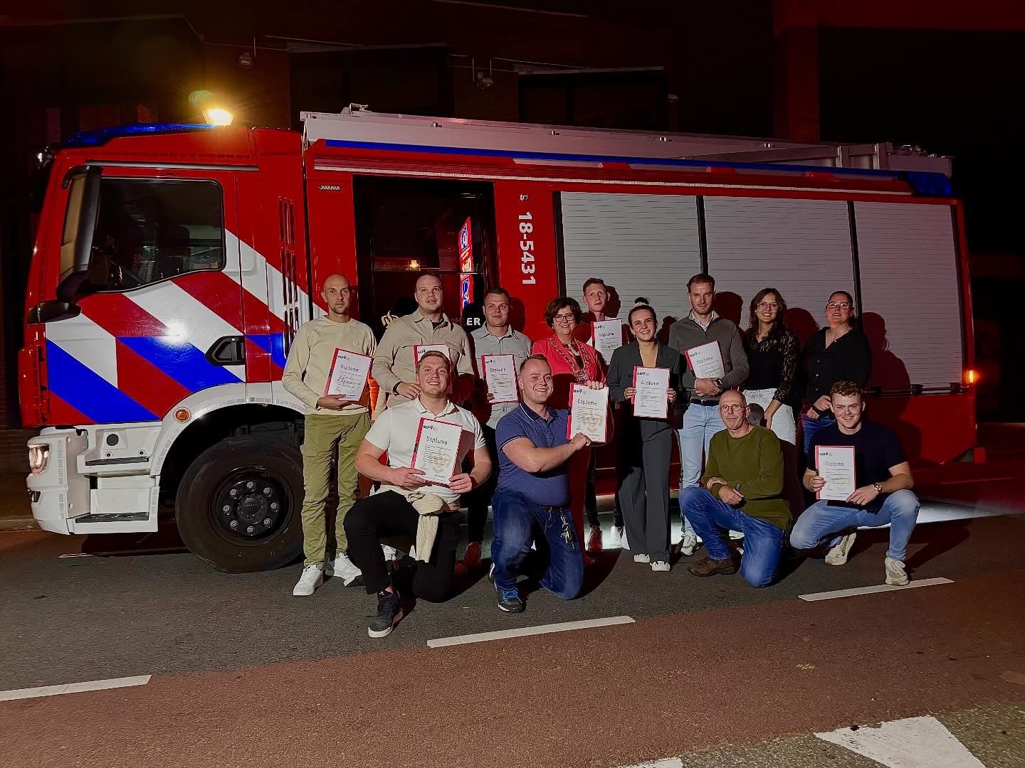 Brandweer Oud-Beijerland viert korpsavond: diploma’s, jubilarissen en afscheid na 40 dienstjaren