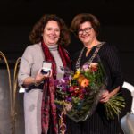 Trix van Os, voormalig directeur-bestuurder van Alerimus, is op donderdag 16 oktober geëerd met de zilveren erepenning van gemeente Hoeksche Waard. Burgemeester Marian Witte reikte deze onderscheiding uit.