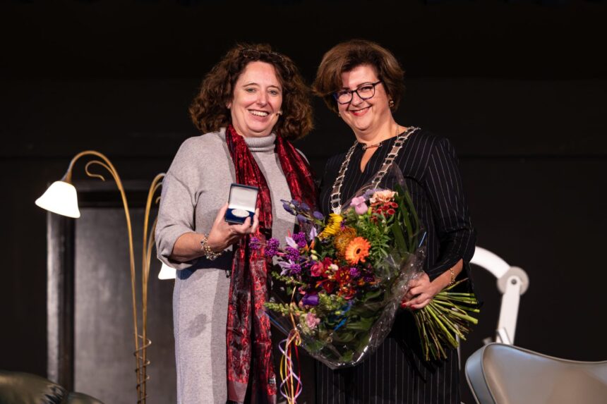 Trix van Os, voormalig directeur-bestuurder van Alerimus, is op donderdag 16 oktober geëerd met de zilveren erepenning van gemeente Hoeksche Waard. Burgemeester Marian Witte reikte deze onderscheiding uit.