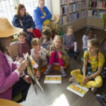 Feestelijke opening Kinderboekenweek 2025 bij Bibliotheek Oud-Beijerland met kinderen, wethouder Miranda den Tuinder en kinderburgemeester Seppe Rijnberk