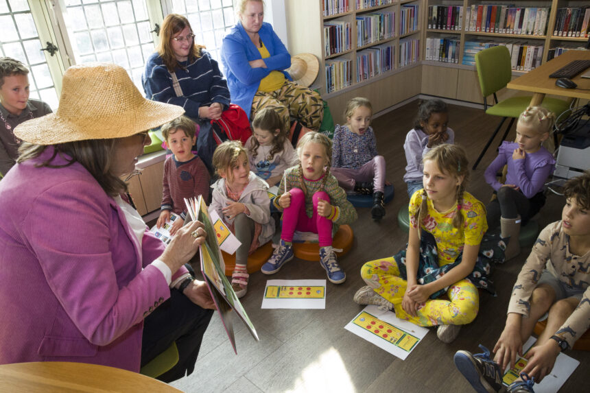 Feestelijke opening Kinderboekenweek 2025 bij Bibliotheek Oud-Beijerland met kinderen, wethouder Miranda den Tuinder en kinderburgemeester Seppe Rijnberk
