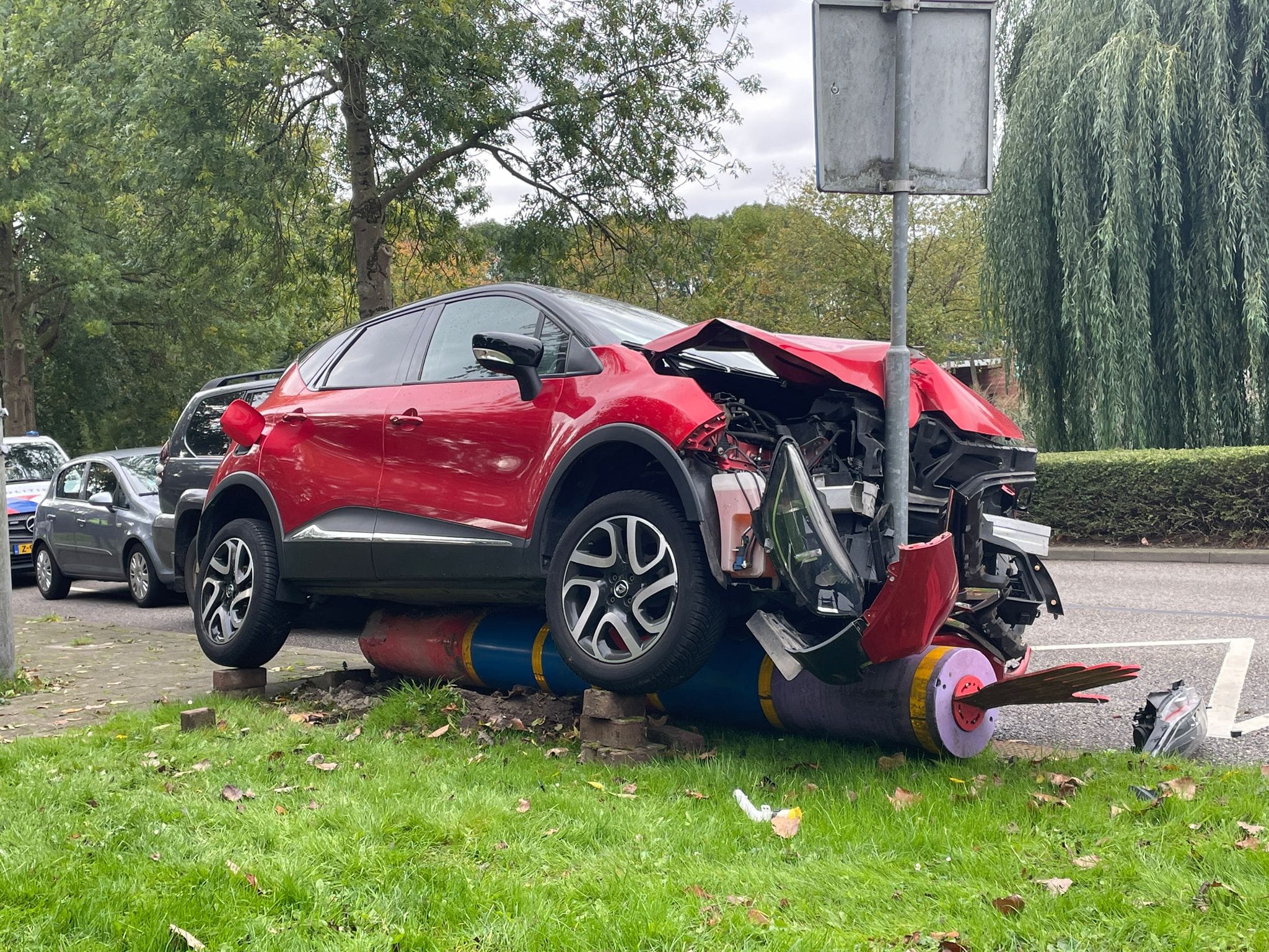 Veel schade na ongeluk in Puttershoek, bestuurder blijft ongedeerd