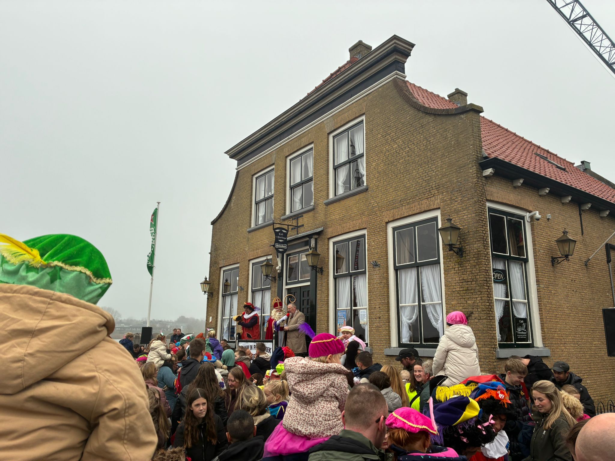 Sinterklaas feestelijk onthaald bij Café ’t Veerhuys in vernieuwde haven Puttershoek