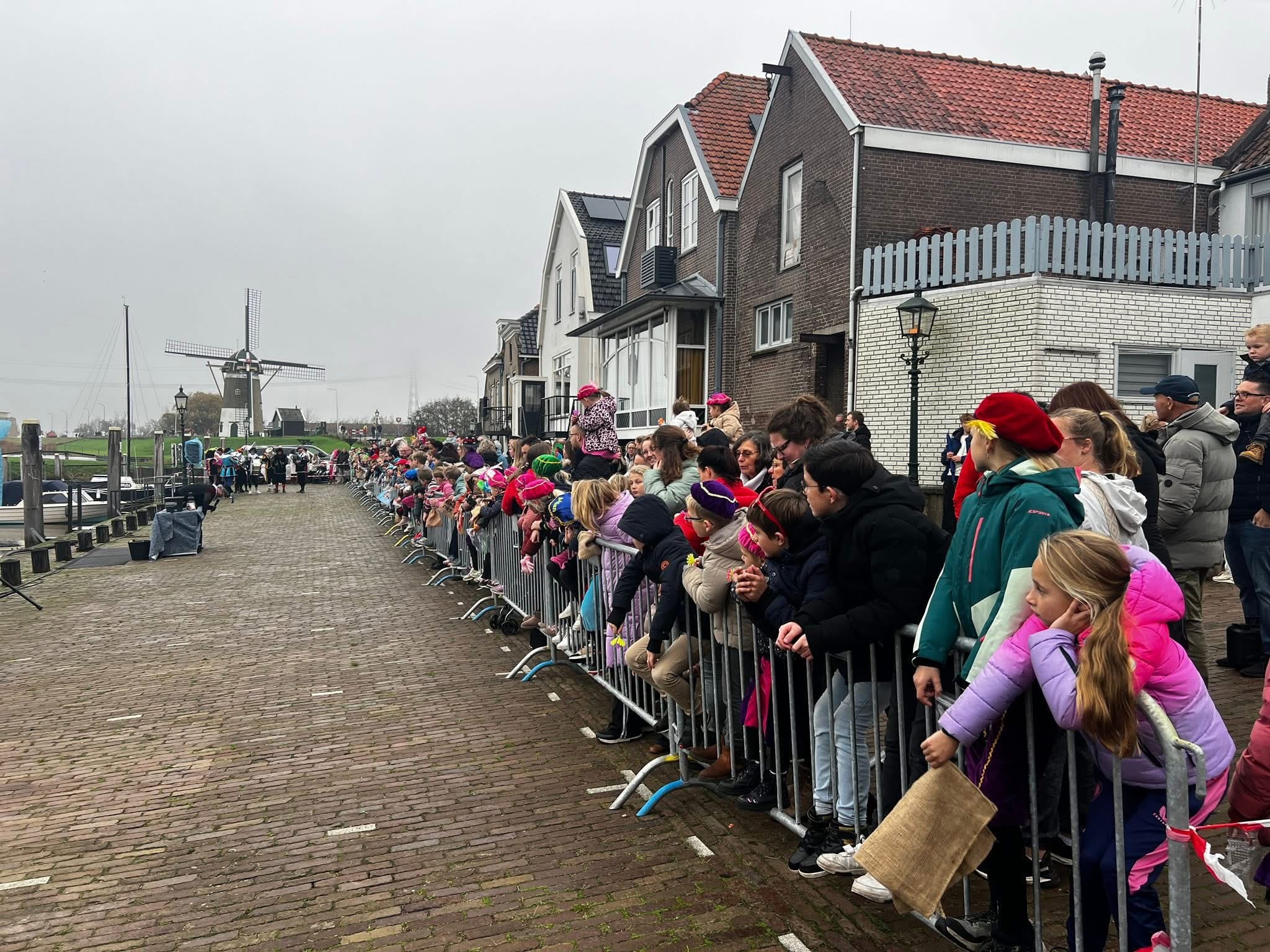 Sinterklaas warm onthaald in Nieuw-Beijerland: feestelijke intocht vol muziek en vrolijke gezichten