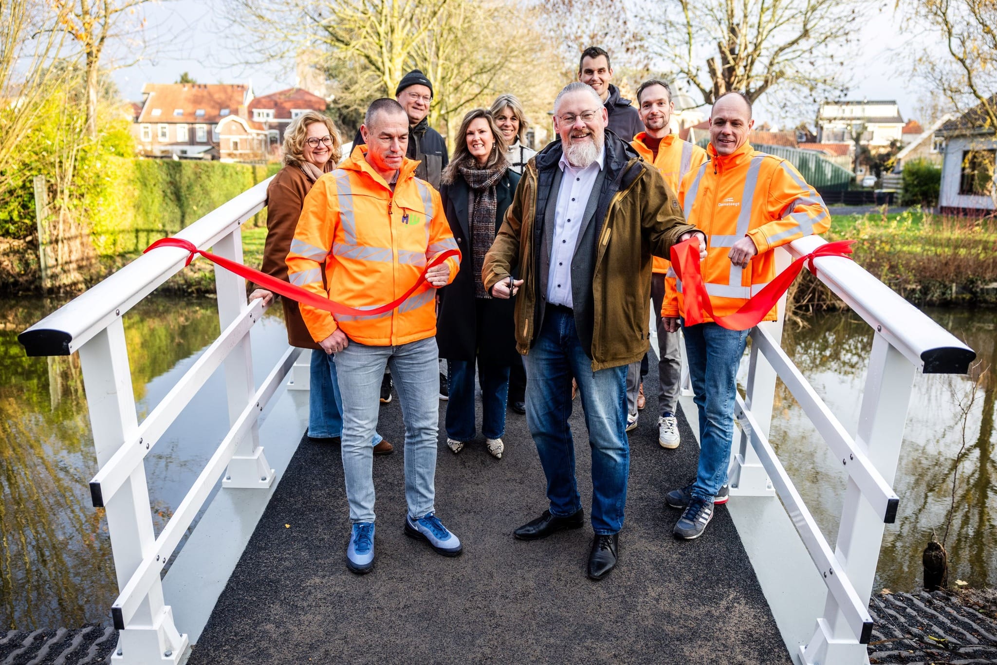 Nieuwe duurzame brug in Strijen feestelijk geopend
