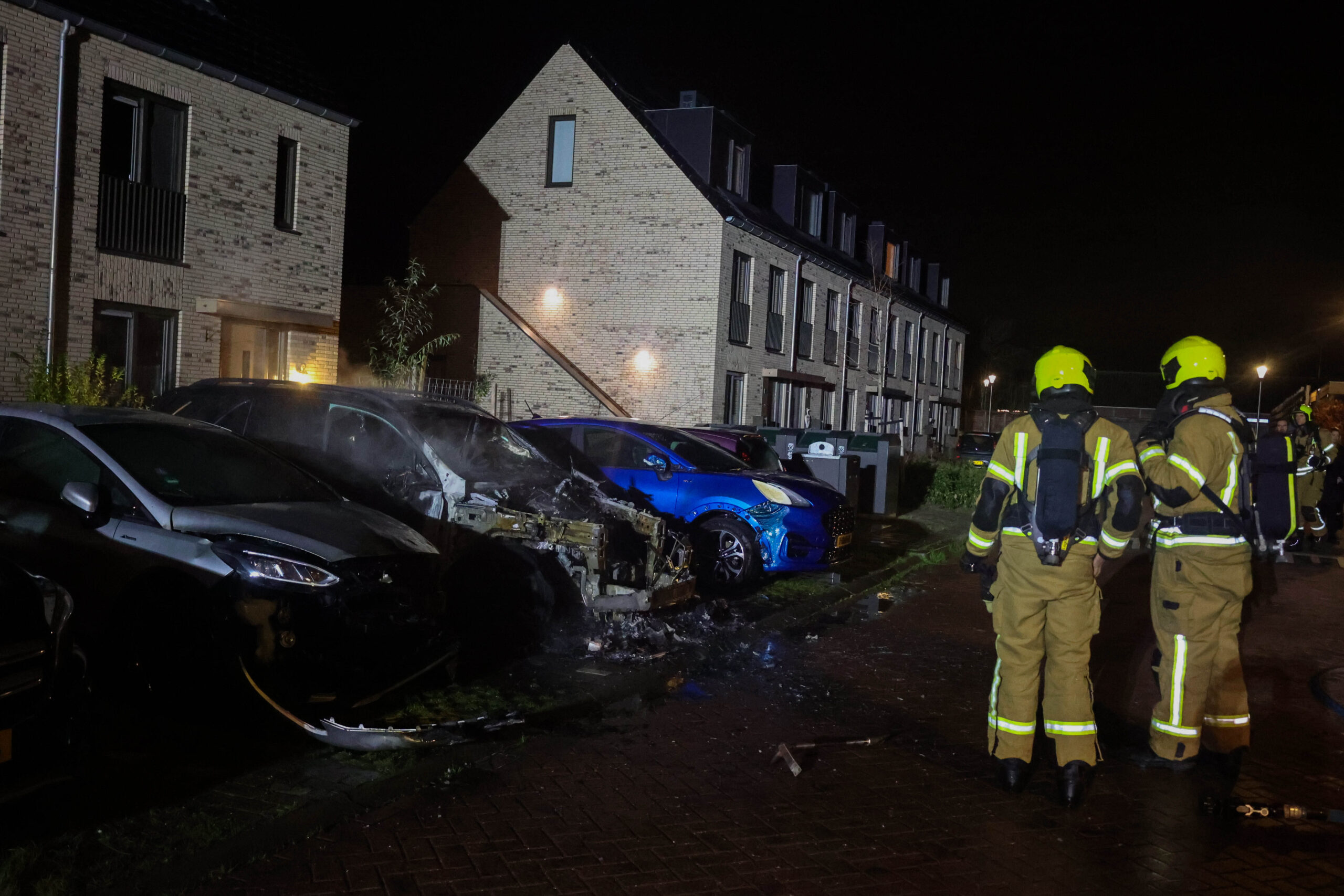 Twee incidenten in Puttershoek in dezelfde nacht: auto te water en autobrand