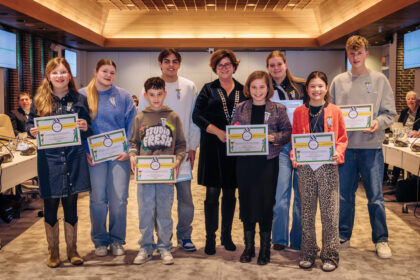 Vanavond ontvingen 8 jongeren uit de Hoeksche Waard van burgemeester Marian Witte een jeugdlintje. Zij kregen het lintje voor de bijzondere manier waarop ze de Hoeksche Waard nóg een beetje mooier hebben gemaakt