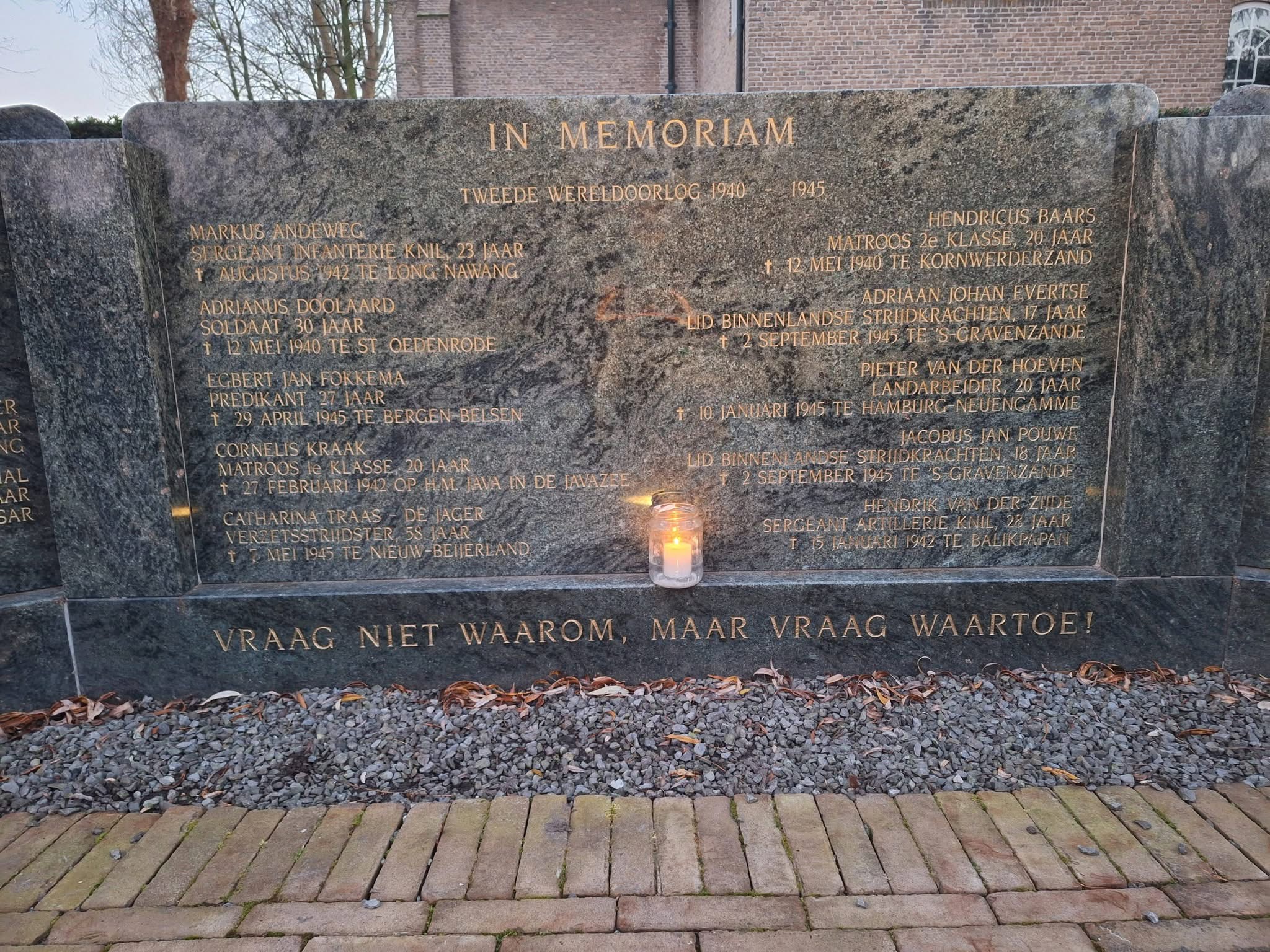 Lichtjes op oorlogsgraven in Piershil op kerstavond