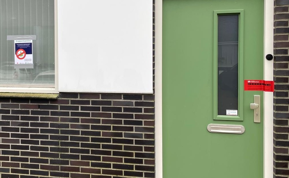 Burgemeester sluit pand aan de Einsteinstraat in Numansdorp na vondst hennepkwekerij