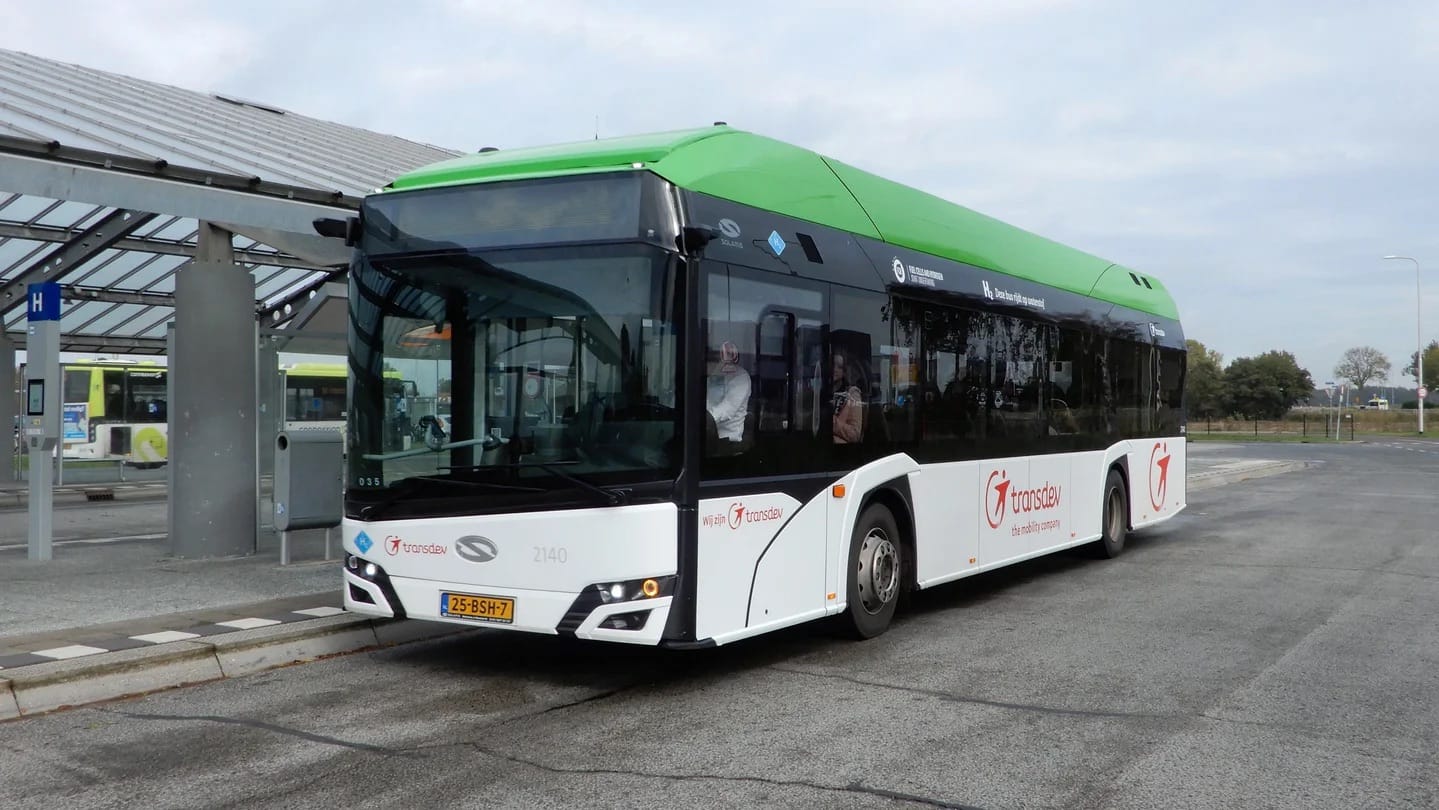 Schooldirecteur en SGP’er vraagt aandacht voor hoge kosten busabonnementen scholieren Hoeksche Waard