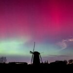 Het noorderlicht kleurt de nachtelijke hemel boven de Poldersche molen in Maasdam. Foto: Jeffrey Groeneweg.