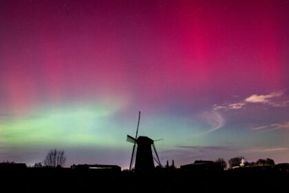 Het noorderlicht kleurt de nachtelijke hemel boven de Poldersche molen in Maasdam. Foto: Jeffrey Groeneweg.