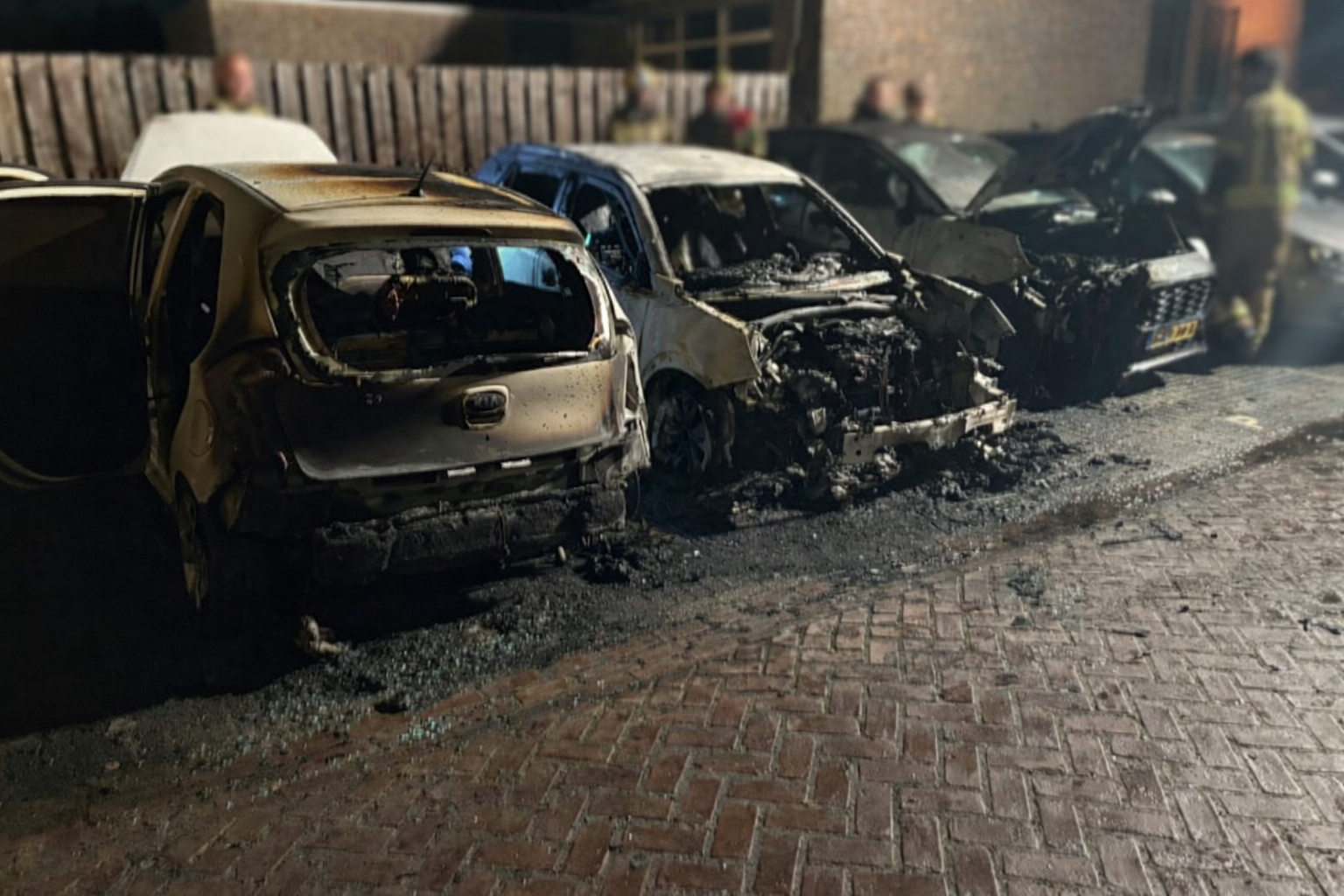 Drie voertuigen zwaar beschadigd bij voertuigbrand in Strijen