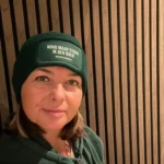 Portret van De Hoeksche boerin in de winter met groene muts en de tekst ‘Koud maar stoer, ik ben boer’.