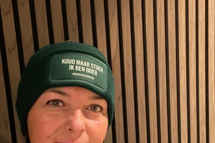 Portret van De Hoeksche boerin in de winter met groene muts en de tekst ‘Koud maar stoer, ik ben boer’.