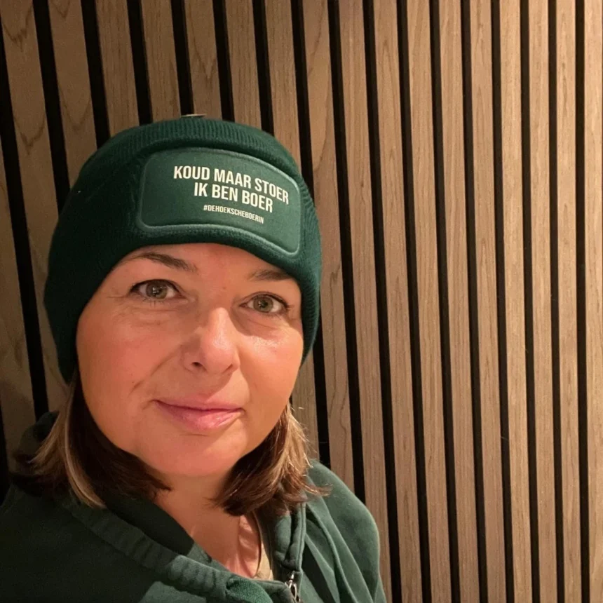 Portret van De Hoeksche boerin in de winter met groene muts en de tekst ‘Koud maar stoer, ik ben boer’.