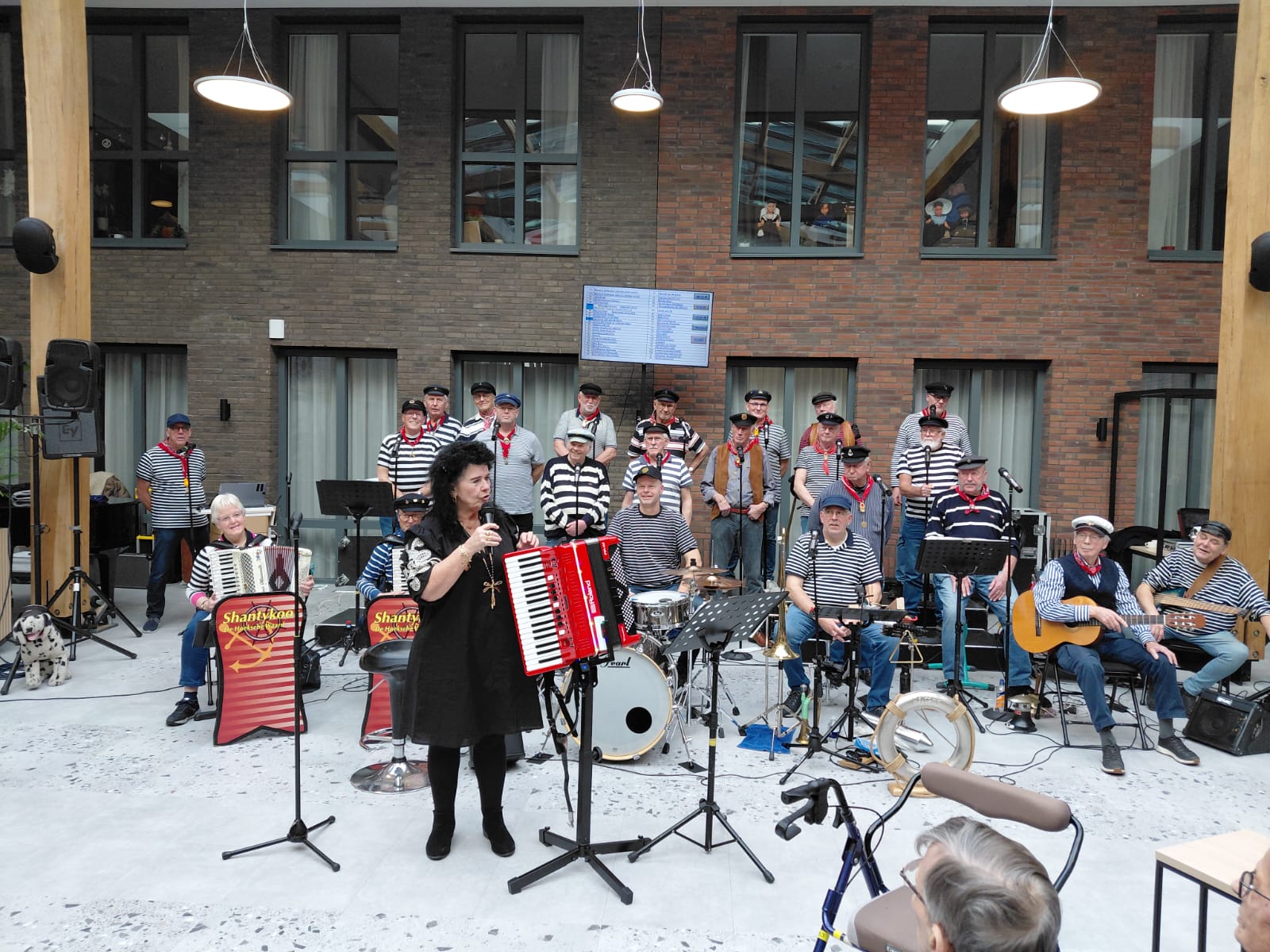Shantykoor De Hoeksche Waard maakt indruk in Oost-Souburg