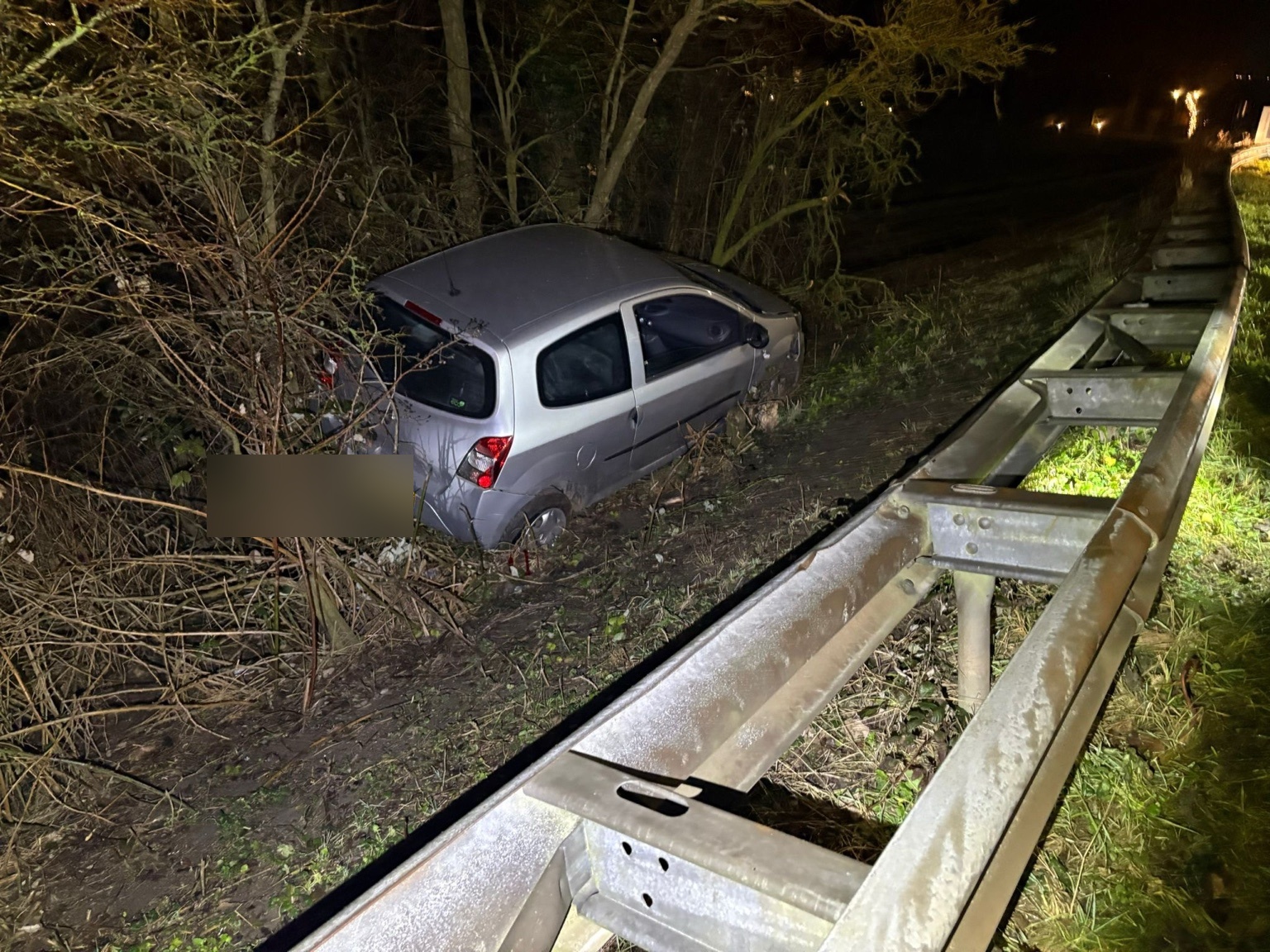 Voertuig vliegt uit de bocht en belandt achter vangrail op Stougjesdijk in Westmaas