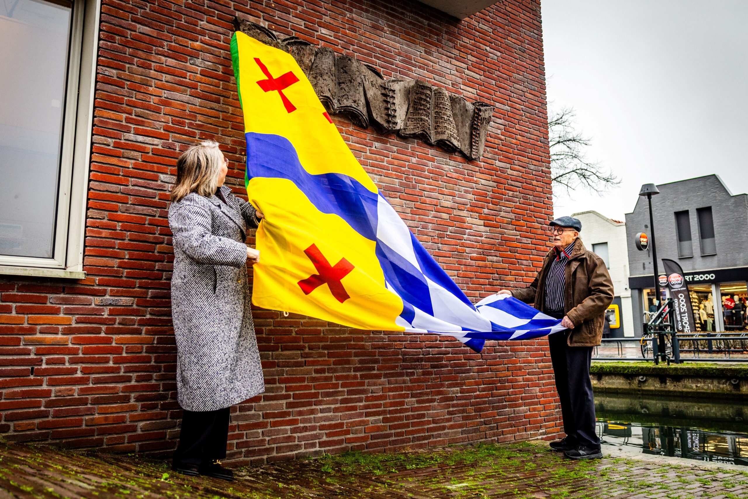 Kunstwerk ‘De Vijf boeken’ onthuld bij bibliotheek Oud-Beijerland