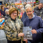 Burgemeester Marian Witte en voorzitter Tom de Nooij met het eerste exemplaar van Westmagazine. -Foto Joep van der Pal