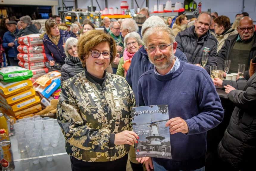 Burgemeester Marian Witte en voorzitter Tom de Nooij met het eerste exemplaar van Westmagazine. -Foto Joep van der Pal