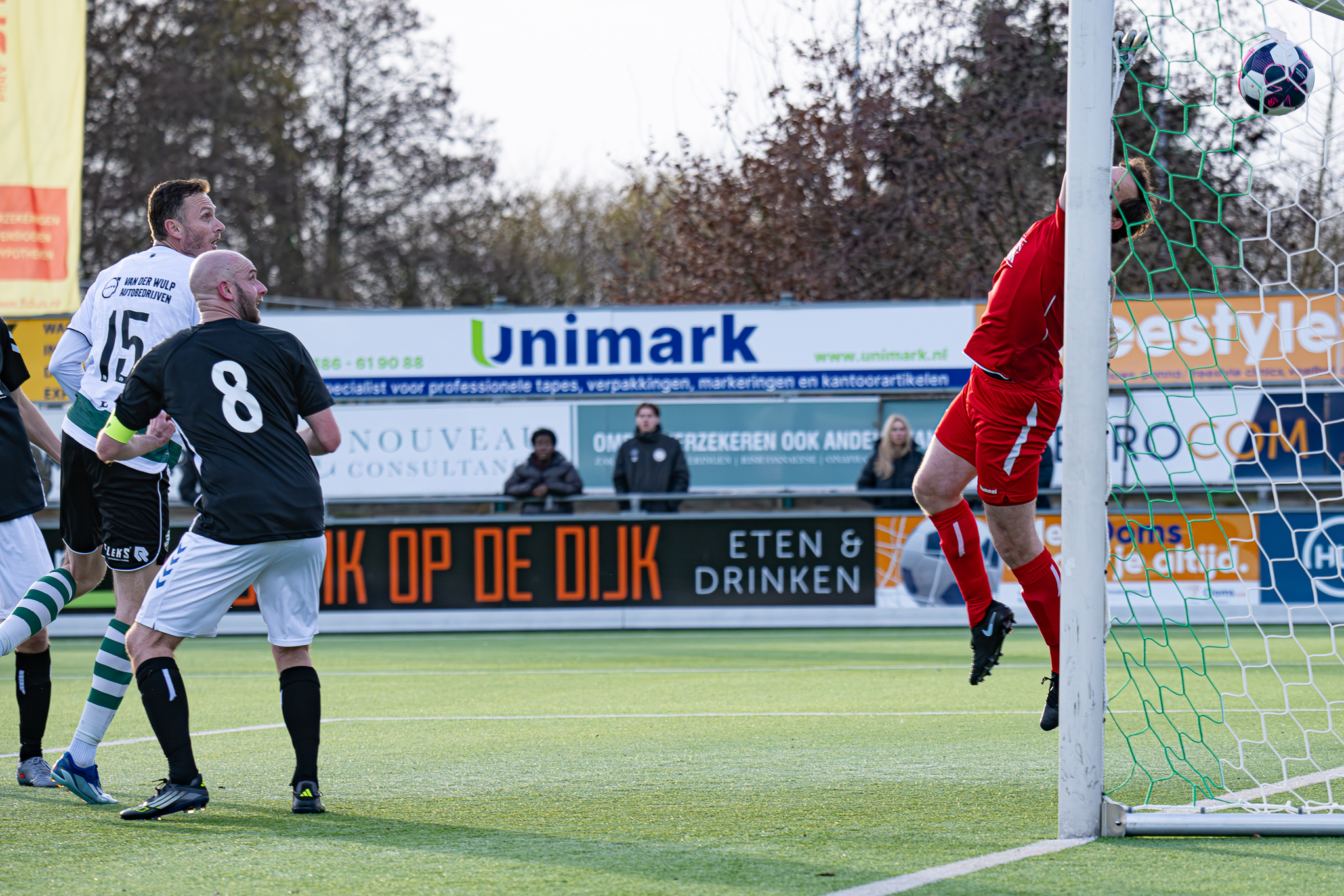 Heinenoord haalt 3 broodnodige punten binnen tegen Almkerk