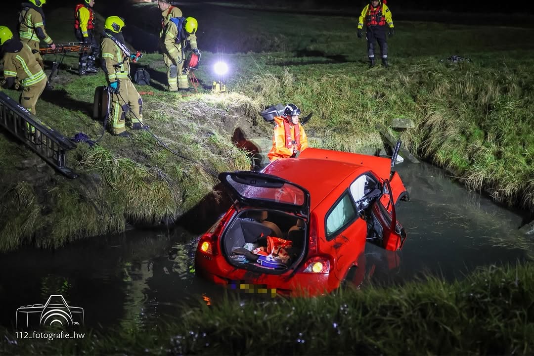 Auto raakt te water na ongeval aan de Achterweg in Mijnsheerenland