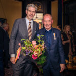 Leen de Koning uit ’s-Gravendeel ontvangt zijn Koninklijke onderscheiding uit handen van commissaris van de Koning Wouter Kolff. Hij werd benoemd tot Ridder in de Orde van Oranje-Nassau tijdens een bijeenkomst van BOVAG in Den Haag. - Foto Heijblom Fotografie