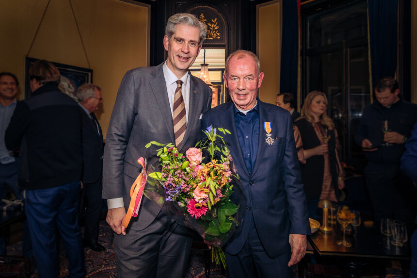 Leen de Koning uit ’s-Gravendeel ontvangt zijn Koninklijke onderscheiding uit handen van commissaris van de Koning Wouter Kolff. Hij werd benoemd tot Ridder in de Orde van Oranje-Nassau tijdens een bijeenkomst van BOVAG in Den Haag. - Foto Heijblom Fotografie