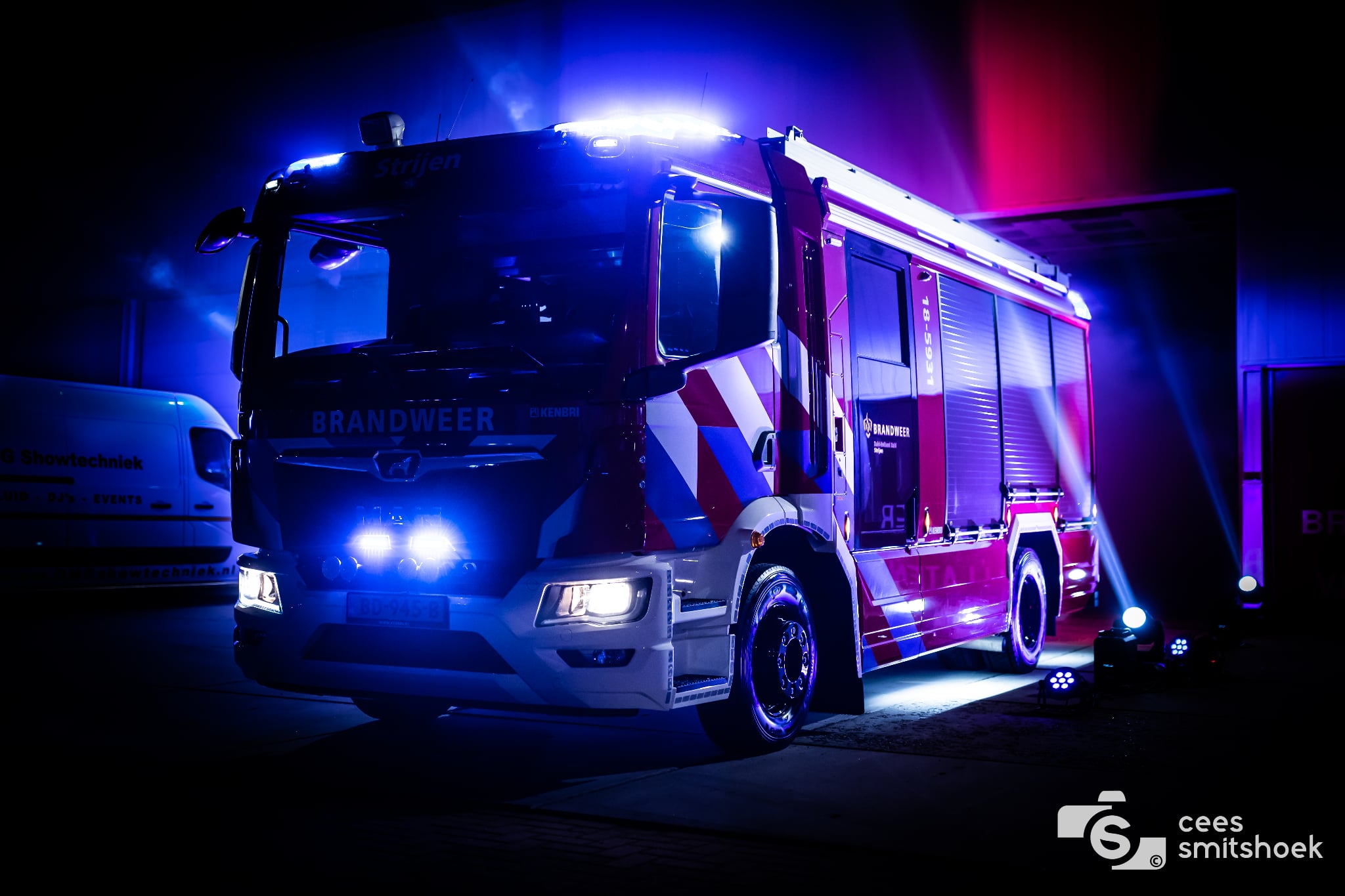 Nieuwe tankautospuit voor Brandweer Strijen feestelijk overhandigd